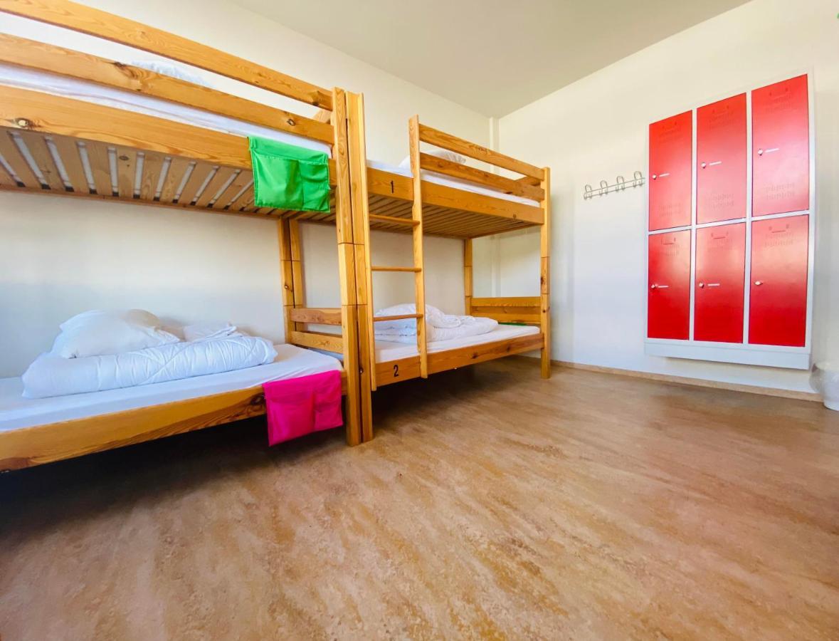 Cama en habitación compartida de 10 camas