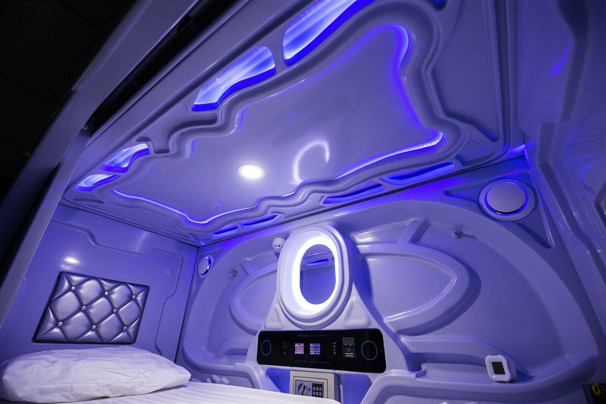 Capsulebed in Vrouwenslaapzaal met 6 Bedden