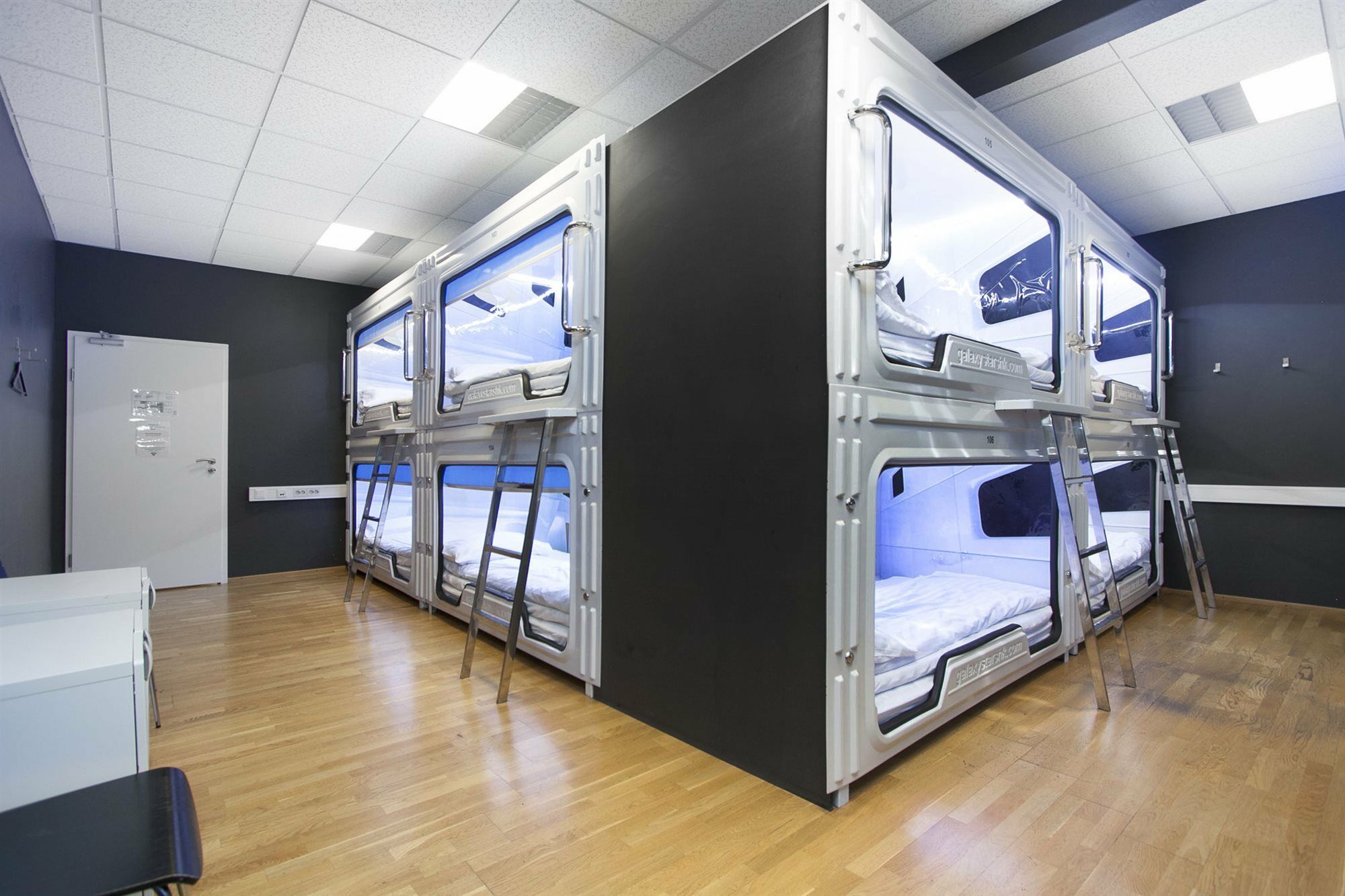 Capsulebed in Gemengde Slaapzaal met 8 Bedden